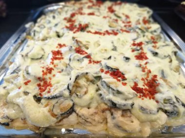 Lezzetli sebze ve soslu patates salatası.