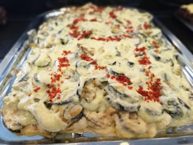 Lezzetli sebze ve soslu patates salatası.