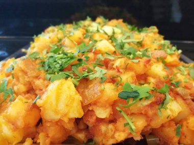 Lezzetli sebze ve soslu patates salatası.