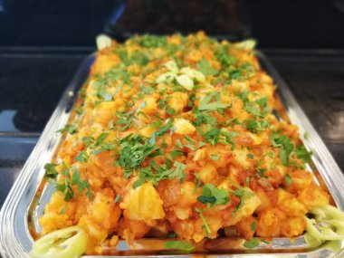 Lezzetli sebze ve soslu patates salatası.