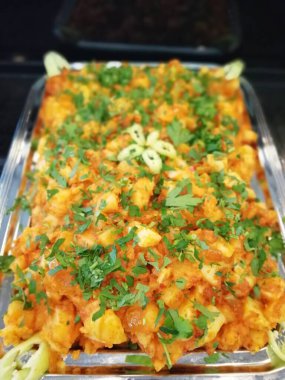 Lezzetli sebze ve soslu patates salatası.