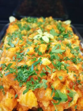 Lezzetli sebze ve soslu patates salatası.