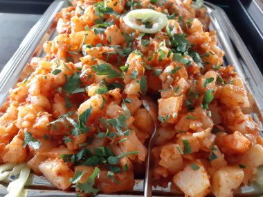 Lezzetli sebze ve soslu patates salatası.