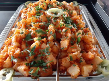 Lezzetli sebze ve soslu patates salatası.