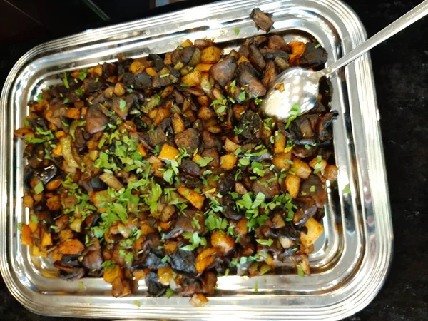 Lezzetli sebze ve soslu patates salatası.