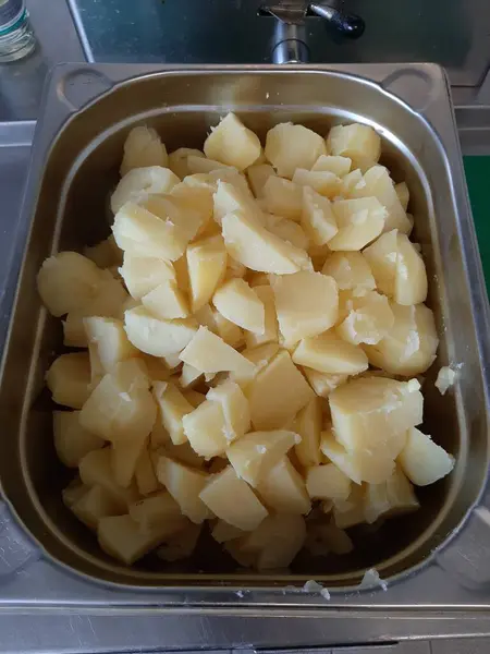Krumplisaláta Finom Zöldségekkel Szósszal — Stock Fotó