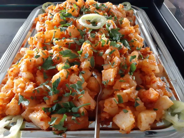 Lezzetli sebze ve soslu patates salatası.