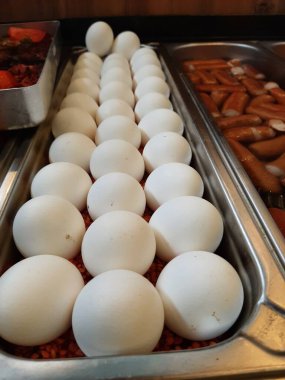 Beyaz haşlanmış organik yumurta.