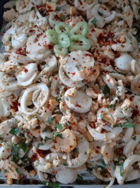 Beyaz haşlanmış organik yumurta.