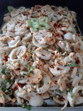 Lezzetli ve soslu yumurta salatası