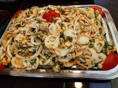 Lezzetli ve soslu yumurta salatası