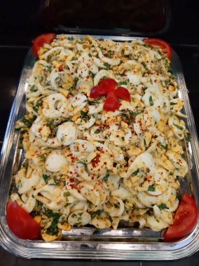 Lezzetli ve soslu yumurta salatası