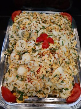 Lezzetli ve soslu yumurta salatası