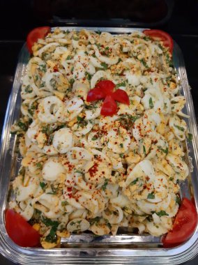 Lezzetli ve soslu yumurta salatası