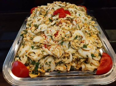 Lezzetli ve soslu yumurta salatası