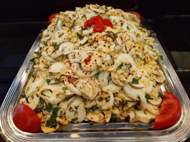 Lezzetli ve soslu yumurta salatası