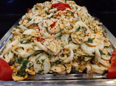 Lezzetli ve soslu yumurta salatası