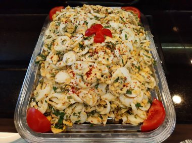 Lezzetli ve soslu yumurta salatası