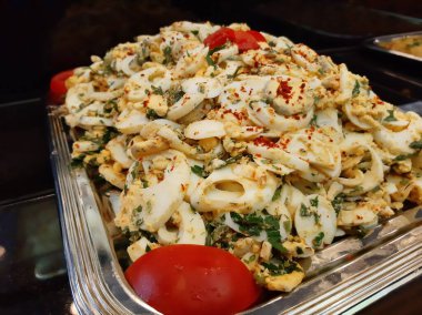 Lezzetli ve soslu yumurta salatası