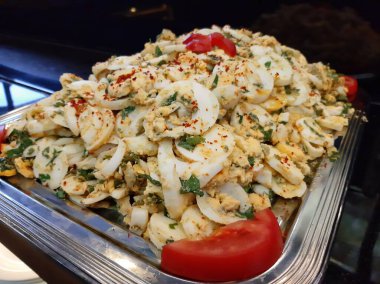 Lezzetli ve soslu yumurta salatası