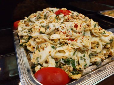 Lezzetli ve soslu yumurta salatası