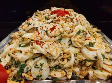 Lezzetli ve soslu yumurta salatası