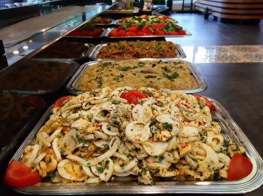 Lezzetli ve soslu yumurta salatası