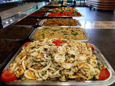 Lezzetli ve soslu yumurta salatası