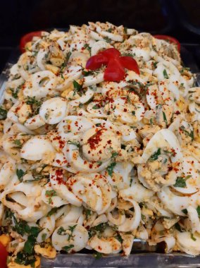 Lezzetli ve soslu yumurta salatası