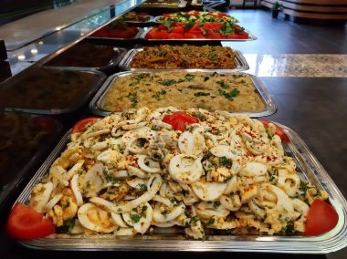 Lezzetli ve soslu yumurta salatası