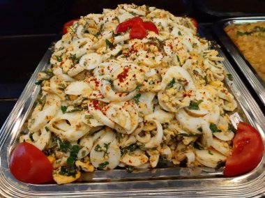 Lezzetli ve soslu yumurta salatası