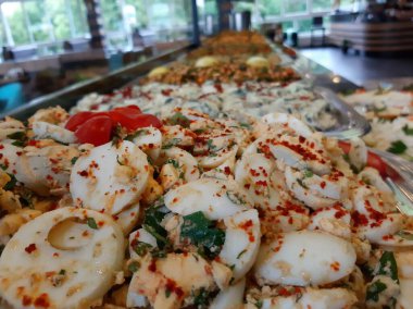 Lezzetli ve soslu yumurta salatası