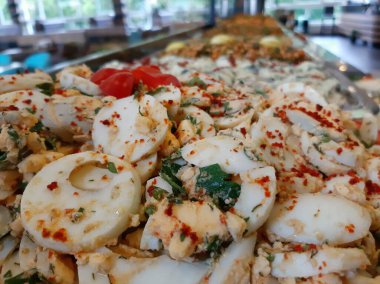 Lezzetli ve soslu yumurta salatası