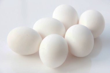 Beyaz haşlanmış organik yumurta.