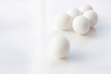 Beyaz haşlanmış organik yumurta.