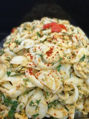 Lezzetli ve soslu yumurta salatası