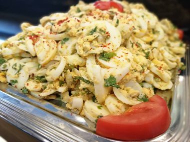 Lezzetli ve soslu yumurta salatası