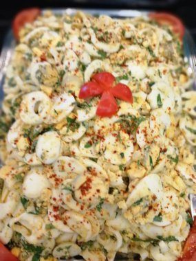 Lezzetli ve soslu yumurta salatası