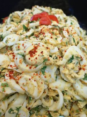 Lezzetli ve soslu yumurta salatası
