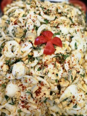 Lezzetli ve soslu yumurta salatası