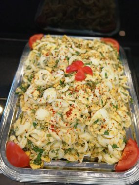 Lezzetli ve soslu yumurta salatası