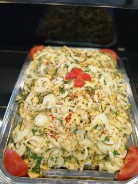 Lezzetli ve soslu yumurta salatası