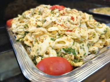 Lezzetli ve soslu yumurta salatası