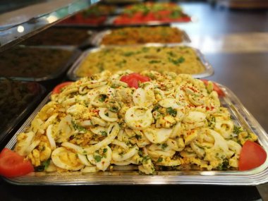 Lezzetli ve soslu yumurta salatası