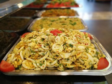 Lezzetli ve soslu yumurta salatası