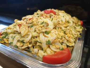 Lezzetli ve soslu yumurta salatası