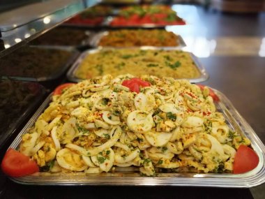 Lezzetli ve soslu yumurta salatası