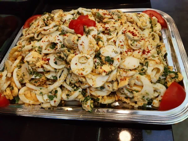 Lezzetli ve soslu yumurta salatası