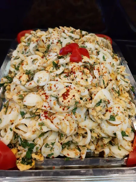 Lezzetli ve soslu yumurta salatası