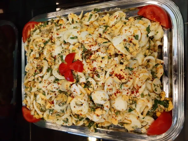 Lezzetli ve soslu yumurta salatası